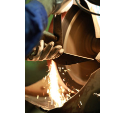 MARTILLO DE TEJADOR PARA DIESTROS CON MANGO DE MADERA