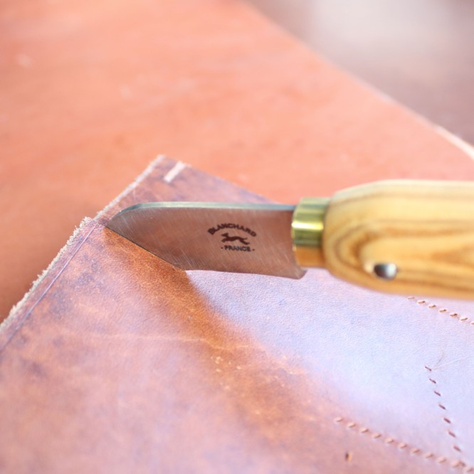 WHIP KNIFE WITH WOODEN HANDLE