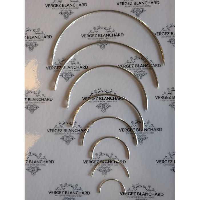 Set of 8 curved needles